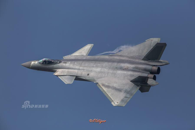 歼20座舱盖涂层五彩反光!不选一体化并非落后