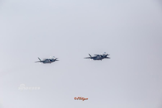 歼20座舱盖涂层五彩反光!不选一体化并非落后