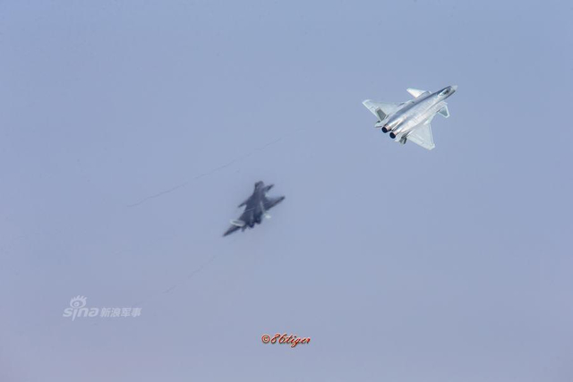 歼20座舱盖涂层五彩反光!不选一体化并非落后