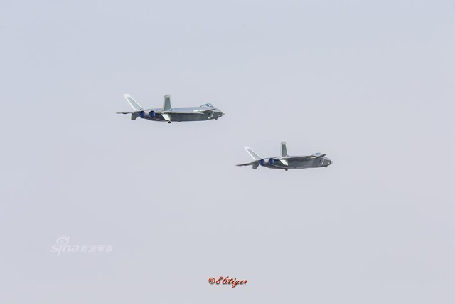 歼20座舱盖涂层五彩反光!不选一体化并非落后