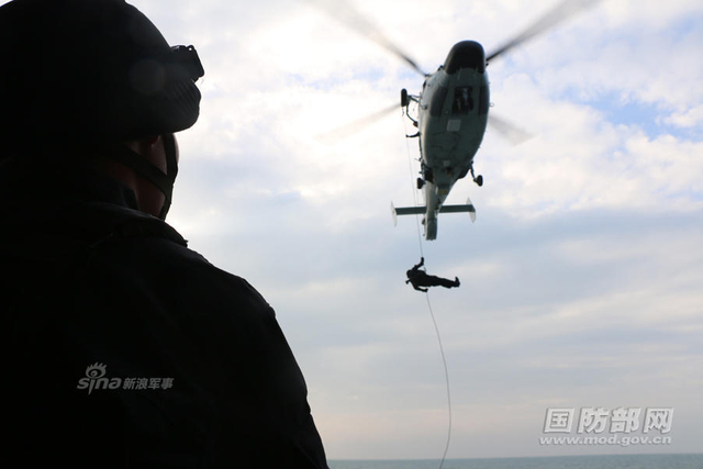 南海舰队综合演练：054A护卫舰730近防炮怒射