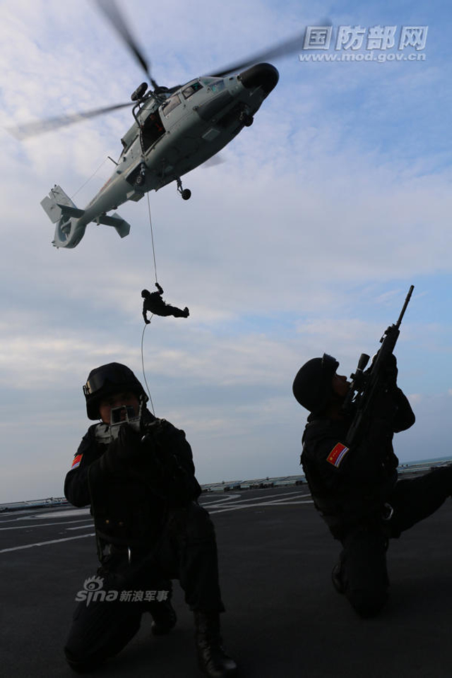 南海舰队综合演练：054A护卫舰730近防炮怒射