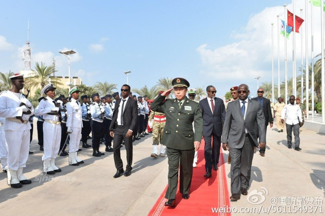 走向海外!范长龙上将首次视察我军吉布提基地