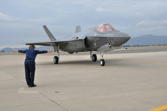 追歼20步伐！日本首架F35和飞行员去美国培训