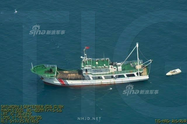 中国海警船在黄岩岛又有新行动 救起两名菲民