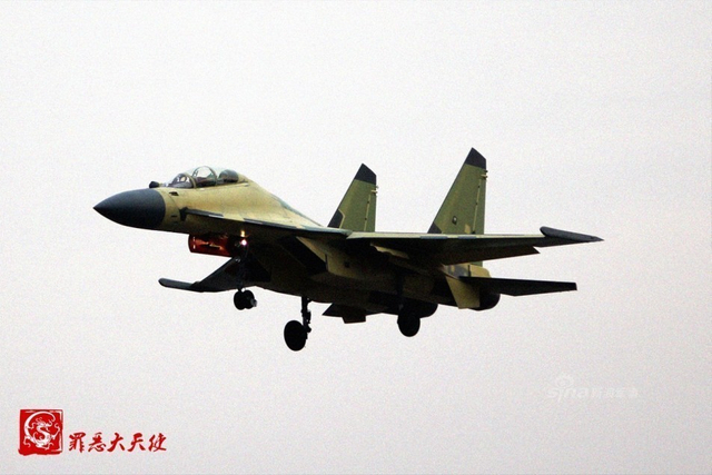 中国空军未来双壁！歼11D和歼16战机同时现身