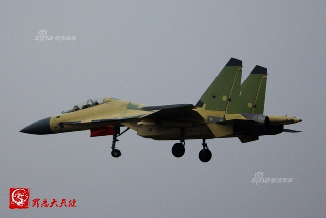 中国空军未来双壁！歼11D和歼16战机同时现身