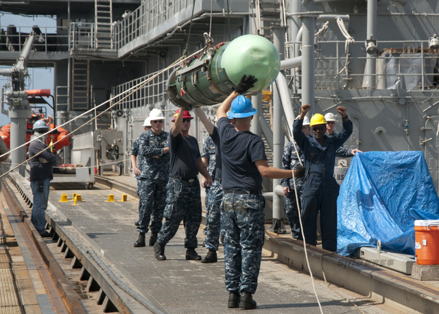准备对付中国?美军核潜艇装战斧导弹垂发装置