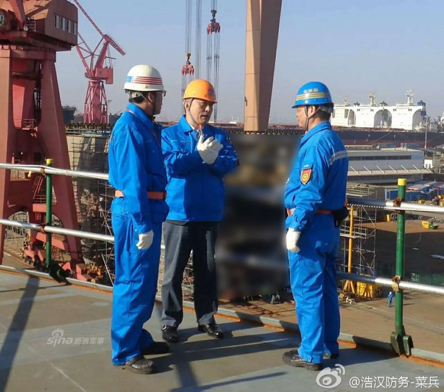 登上大船！疑曝中国在建055大驱最近距离图片