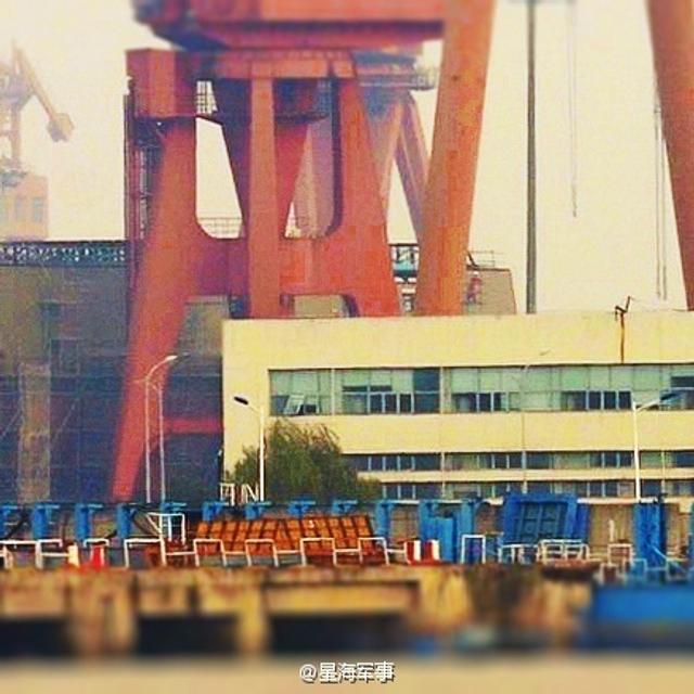 登上大船！疑曝中国在建055大驱最近距离图片