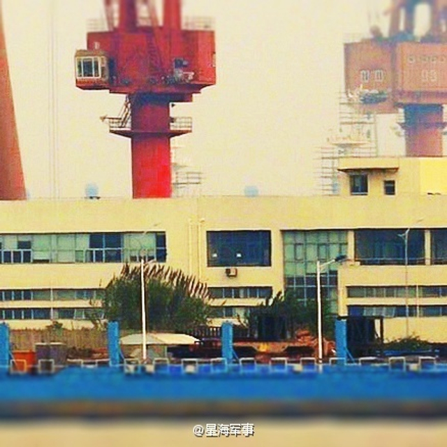 登上大船！疑曝中国在建055大驱最近距离图片