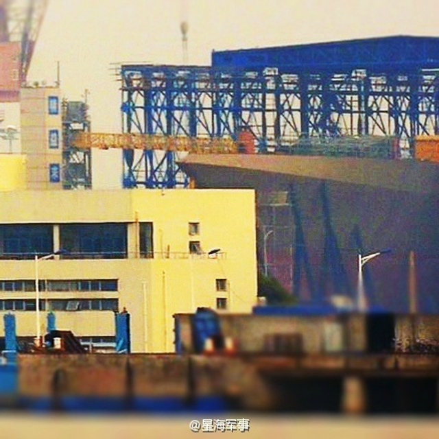 登上大船！疑曝中国在建055大驱最近距离图片