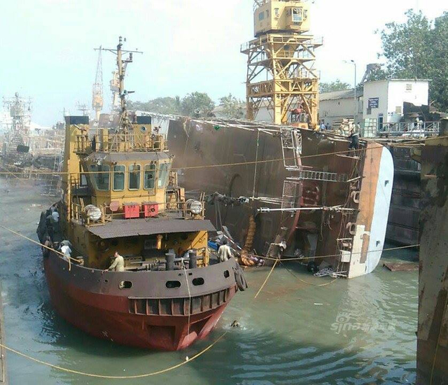 这该怪谁呢？印度海军军舰大修时侧翻 2人死亡