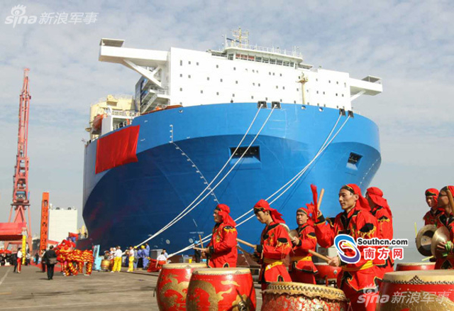 世界第二 甲板堪比航母！中国10万吨半潜船交付