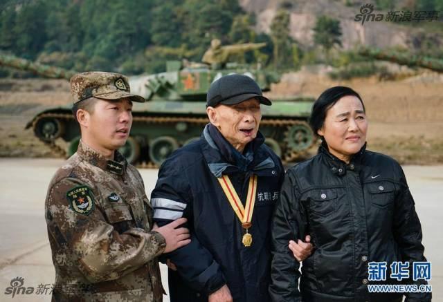 失明抗战老兵如愿摸到96坦克