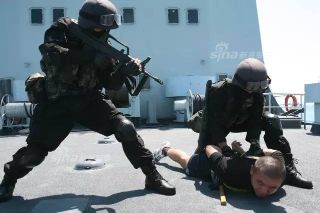 中国版海豹突击队！海军特种兵用水下步枪射击
