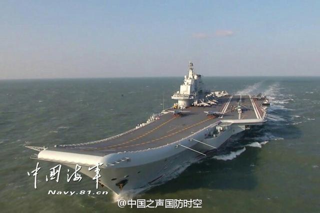 辽宁舰演习:13架歼15铺满甲板