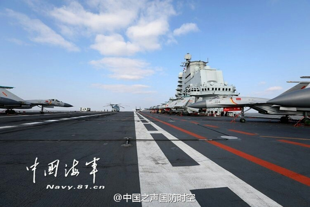 辽宁舰黄海演习：13架歼15铺满甲板创纪录