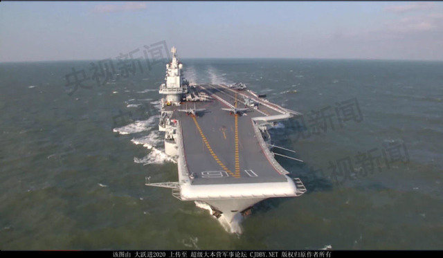 辽宁舰黄海演习：13架歼15铺满甲板创纪录 