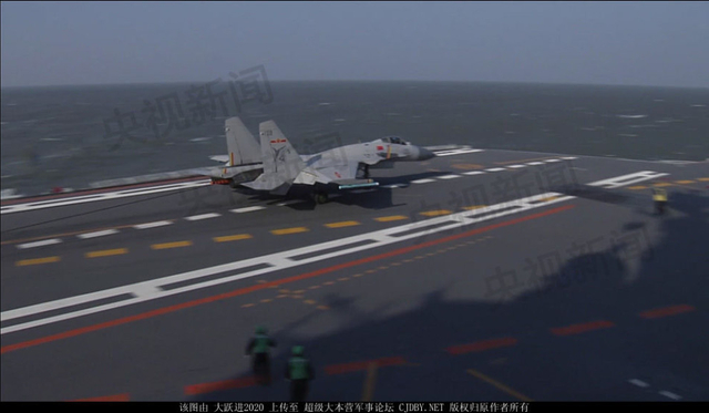辽宁舰黄海演习：13架歼15铺满甲板创纪录 