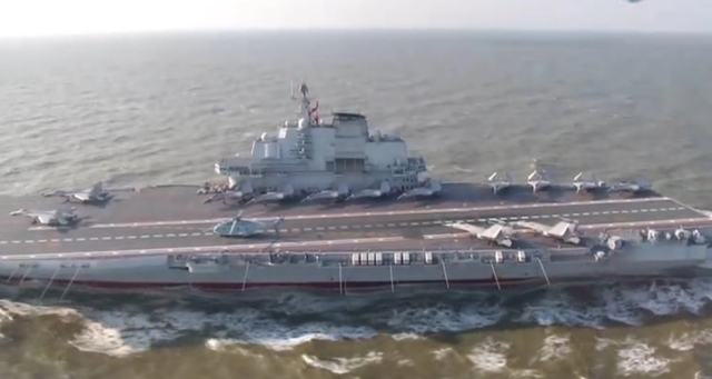 辽宁舰黄海演习：13架歼15铺满甲板创纪录