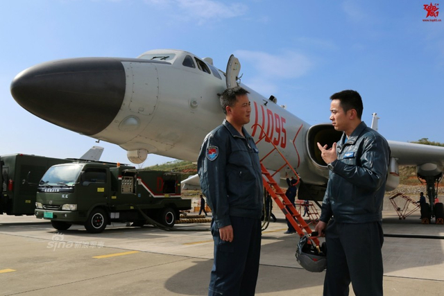 边开飞机边摄影!轰6K男神机长拍下黄岩岛美照