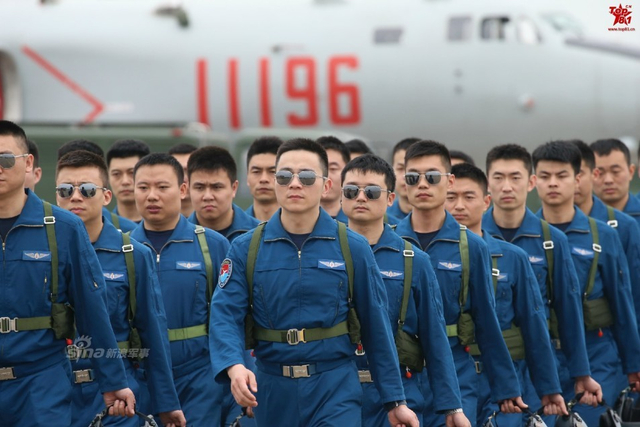 边开飞机边摄影!轰6K男神机长拍下黄岩岛美照