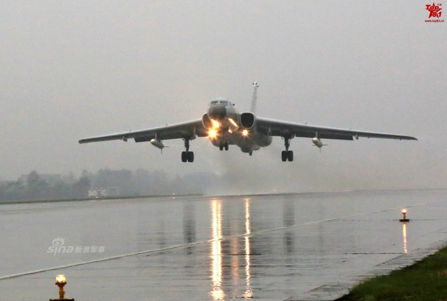 边开飞机边摄影!轰6K男神机长拍下黄岩岛美照