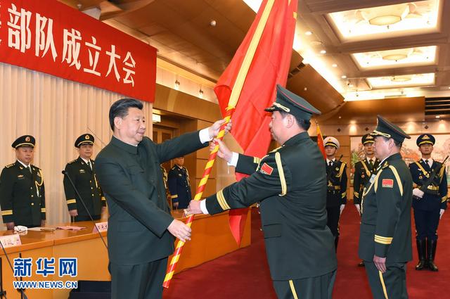 习近平向战略部队等授旗