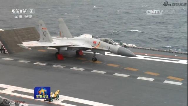 歼15南海训练!116再挂加油舱