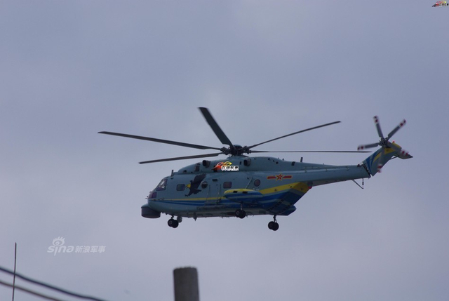 辽宁号航母舰载直升机大合影：首曝直18F上舰