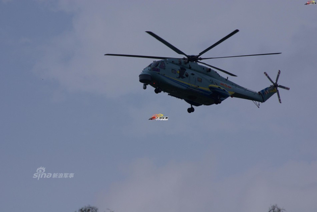 辽宁号航母舰载直升机大合影：首曝直18F上舰