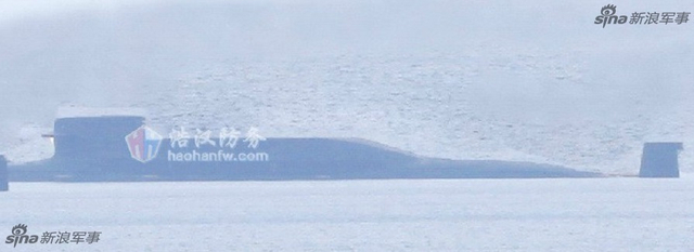 核动力大黑鱼出水:中国094核潜艇最新镜头流出 