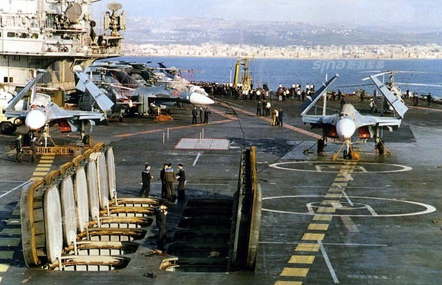 俄罗斯航母曾经的岁月：和辽宁舰唯一的合影照