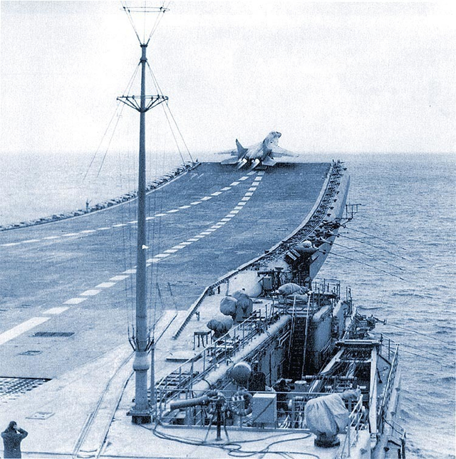 俄罗斯航母曾经的岁月：和辽宁舰唯一的合影照