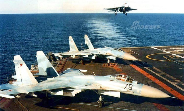 俄罗斯航母曾经的岁月：和辽宁舰唯一的合影照