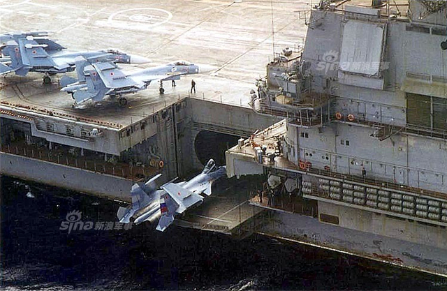 俄罗斯航母曾经的岁月：和辽宁舰唯一的合影照