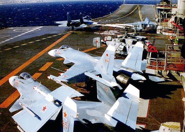 俄罗斯航母曾经的岁月：和辽宁舰唯一的合影照