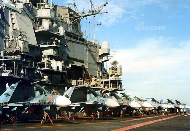 俄罗斯航母曾经的岁月：和辽宁舰唯一的合影照