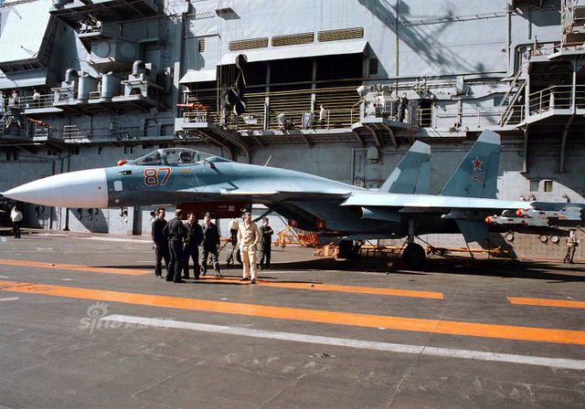 俄罗斯航母曾经的岁月：和辽宁舰唯一的合影照