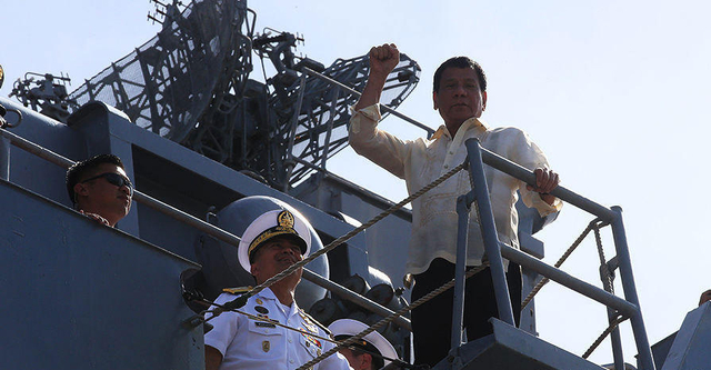 冲着镜头秀拳头：杜特尔特登上俄军访菲战舰 
