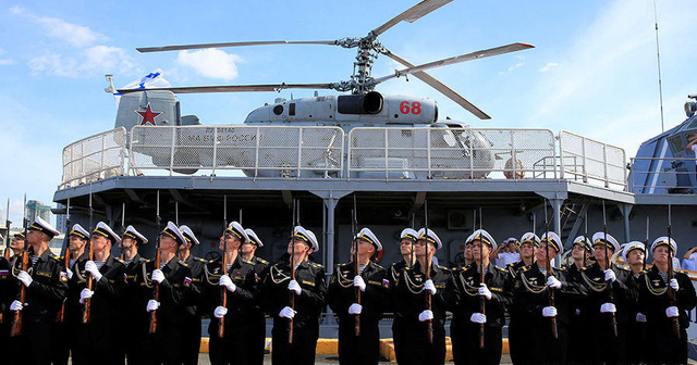 冲着镜头秀拳头：杜特尔特登上俄军访菲战舰 