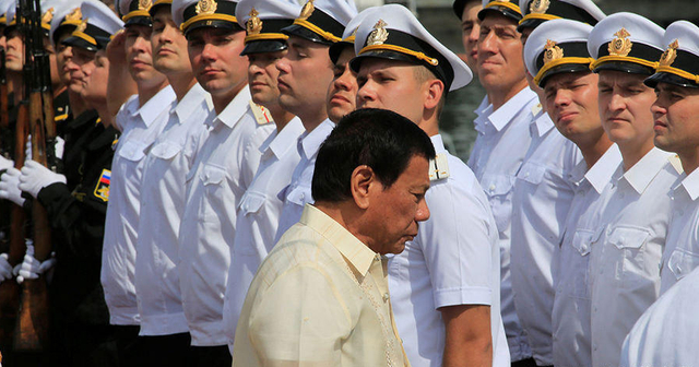 冲着镜头秀拳头：杜特尔特登上俄军访菲战舰 