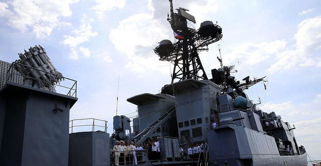 冲着镜头秀拳头：杜特尔特登上俄军访菲战舰 