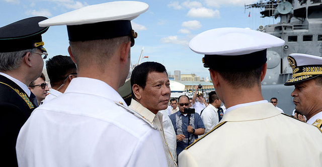 冲着镜头秀拳头：杜特尔特登上俄军访菲战舰 