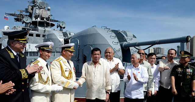 冲着镜头秀拳头：杜特尔特登上俄军访菲战舰 