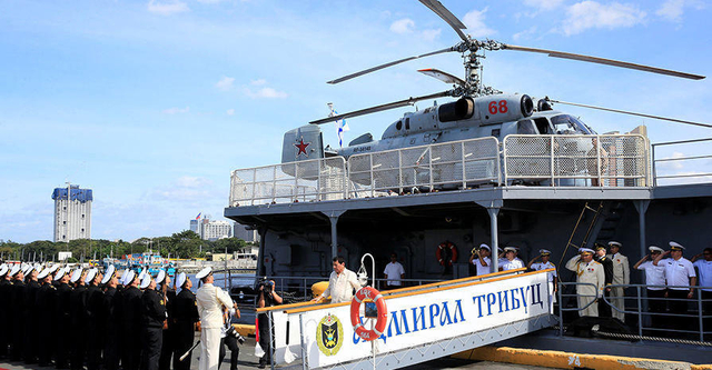 冲着镜头秀拳头：杜特尔特登上俄军访菲战舰 