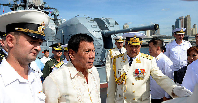 冲着镜头秀拳头：杜特尔特登上俄军访菲战舰 