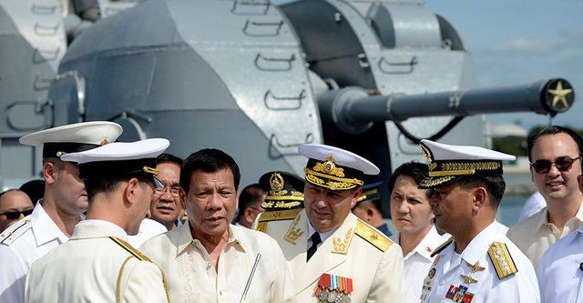 冲着镜头秀拳头：杜特尔特登上俄军访菲战舰 