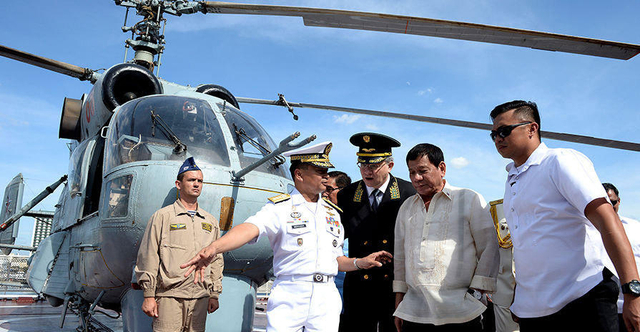 冲着镜头秀拳头：杜特尔特登上俄军访菲战舰 